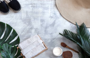 Spa mı? Beyaz arka planda tropikal yapraklı vücut bakımı ögeleri.