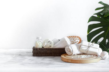 Hafif arkaplanda bakım öğeleri olan spa bileşimi