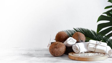 Hafif arkaplanda bakım öğeleri olan spa bileşimi