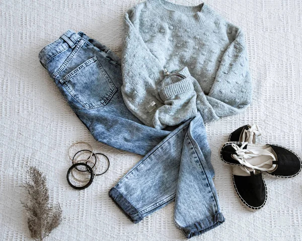 Набор с модной женской одеждой джинсы и свитер  . — стоковое фото