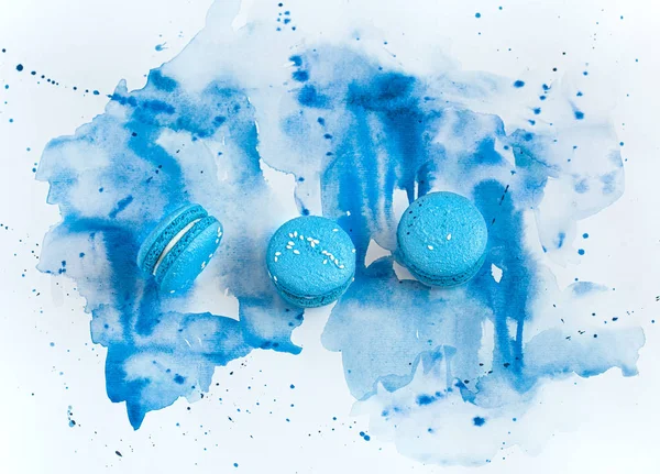 Macaron dessert sur fond d'aquarelle bleue . — Photo