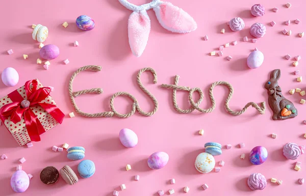 Inscripción creativa de Pascua sobre un fondo rosa  . — Foto de Stock