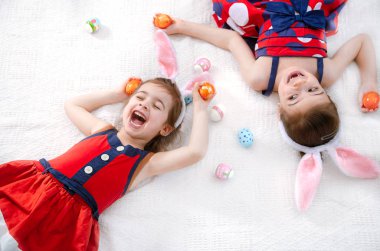 Mutlu Paskalyalar Paskalya yumurtaları ve tavşan kulaklı iki komik kız