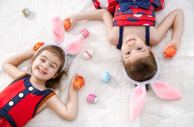 Mutlu Paskalyalar Paskalya yumurtaları ve tavşan kulaklı iki komik kız