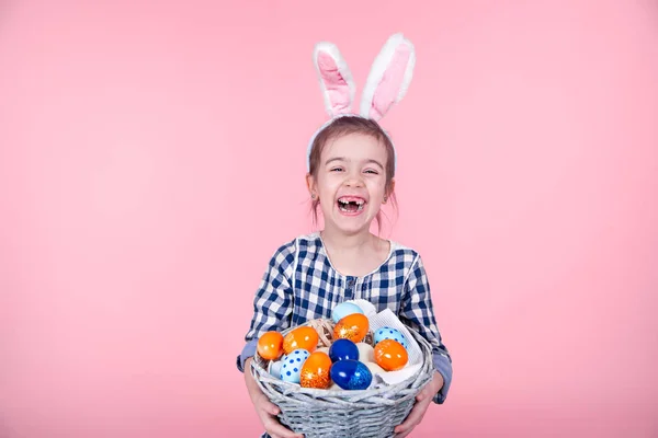 Portrét roztomilé holčičky s velikonočním košíkem na vajíčka — Stock fotografie