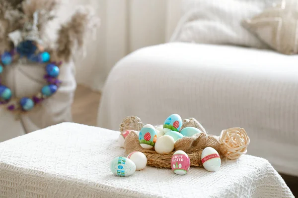 Home cozy interior with Easter decor on the table. — Stock Photo, Image
