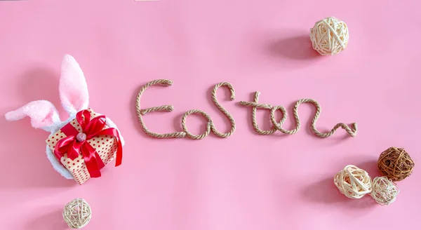 Velikonoční kreativní nápis na růžovém pozadí . — Stock fotografie