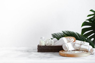 Hafif arkaplanda bakım öğeleri olan spa bileşimi