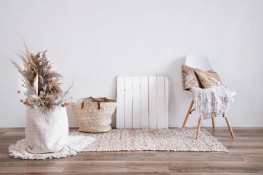 Sandalyesi ve ev dekorasyonu olan rahat bir odanın içi..