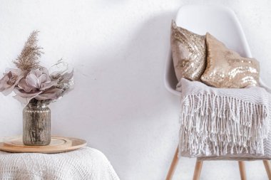 Sandalyesi ve ev dekorasyonu olan rahat bir odanın içi..