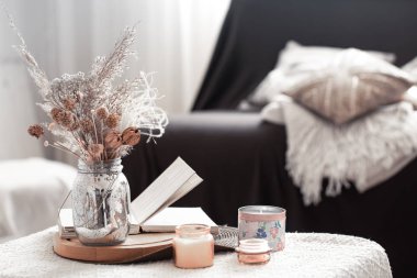 Oturma odasında siyah bir kanepe ve dekorla rahat bir hayat.