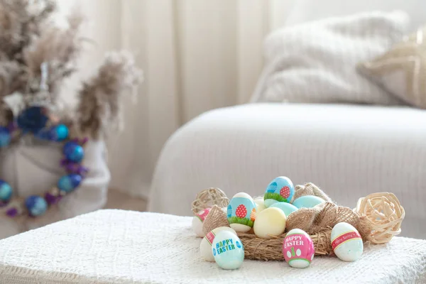 Home cozy interior with Easter decor on the table. — Stock Photo, Image