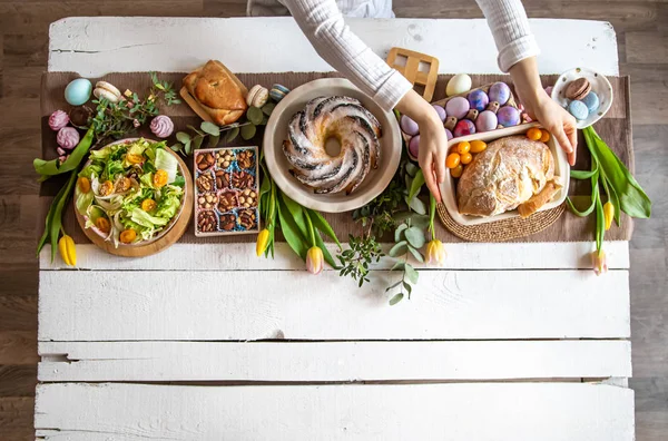 Pour un ensemble de table avec de la nourriture, vacances de Pâques . — Photo