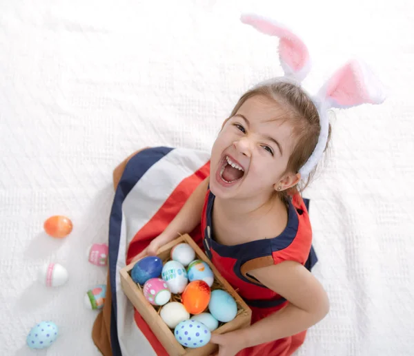 Malá Roztomilá Dívka Velikonočními Vejci Bunny Uši Krásných Světlých Šatech — Stock fotografie