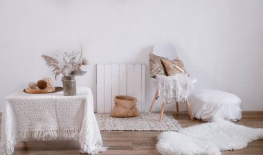 Sandalyesi ve ev dekorasyonu olan rahat bir odanın parlak iç mekanı. Modern iç mekan, detaylar ve dekorasyon .