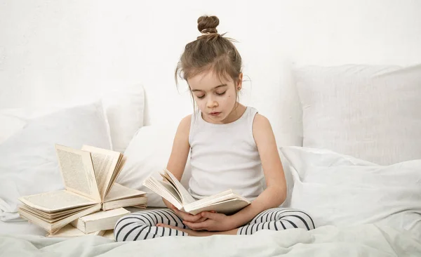 Jolie Petite Fille Lisant Livre Sur Lit Dans Chambre Concept — Photo