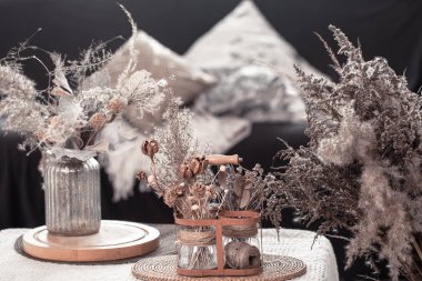 Oturma odasında siyah bir kanepe ve dekor olan İskandinav oturma odasının detayları..