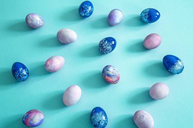 Renkli arka planda Paskalya yumurtaları. Bir sürü yumurtalı Paskalya arkaplanı. Paskalya tatili konsepti.