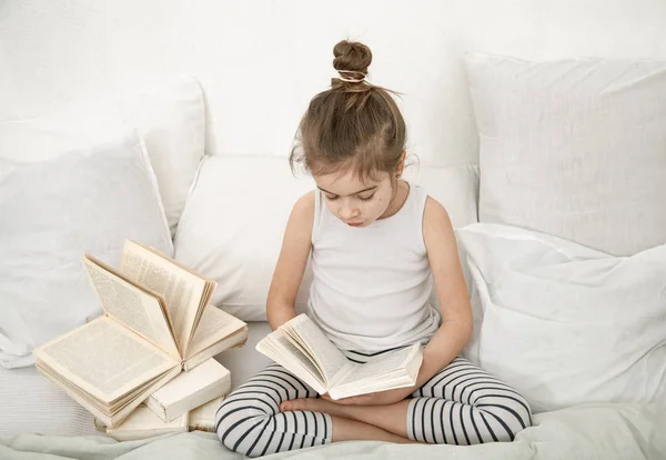 Linda Niña Leyendo Libro Cama Dormitorio Concepto Educación Valores Familiares —  Fotos de Stock
