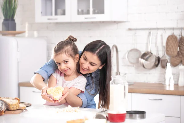 Счастливая Семья Мама Дочь Готовят Пирожные Кухне Концепция Любящей Семьи — стоковое фото