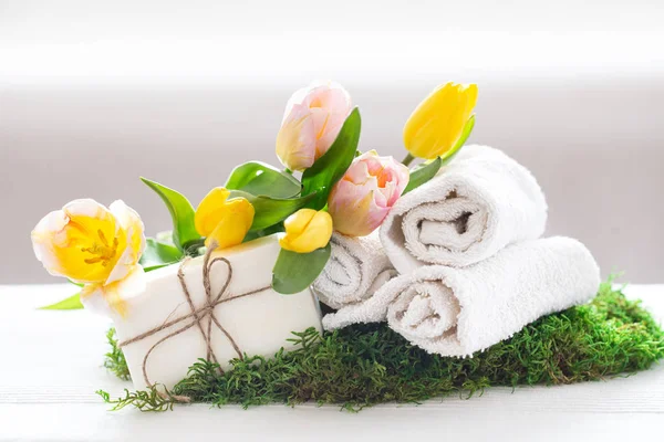 Composición Del Spa Primavera Con Artículos Cuidado Corporal Con Tulipanes —  Fotos de Stock