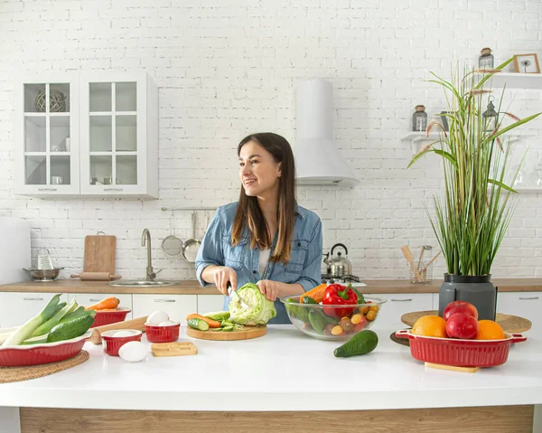 Eine Junge Schöne Frau Bereitet Der Küche Einen Salat Mit — Stockfoto