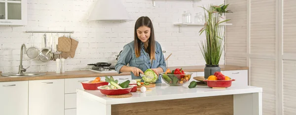 Eine Junge Schöne Frau Bereitet Der Küche Einen Salat Mit — Stockfoto