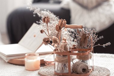 Oturma odasında siyah bir kanepe ve dekor olan İskandinav oturma odasının detayları..