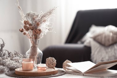 Oturma odasında siyah bir kanepe ve dekor olan İskandinav oturma odasının detayları..