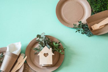 Çevre dostu, şık geri dönüşümlü kağıt sofra takımı. Nane ve mavi arka planda kağıt yiyecek kutuları, tabaklar ve mısır nişastası. .