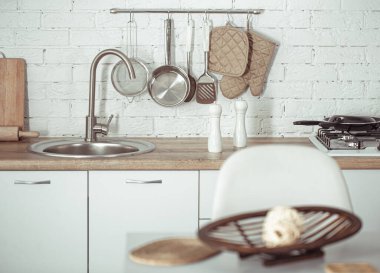 Mutfak aksesuarlarıyla modern İskandinav mutfağı. Parlak beyaz mutfak ve ev eşyaları. .