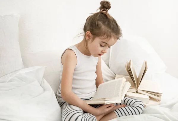 Милая Маленькая Девочка Читает Книгу Кровати Спальне Концепция Образования Семейные — стоковое фото