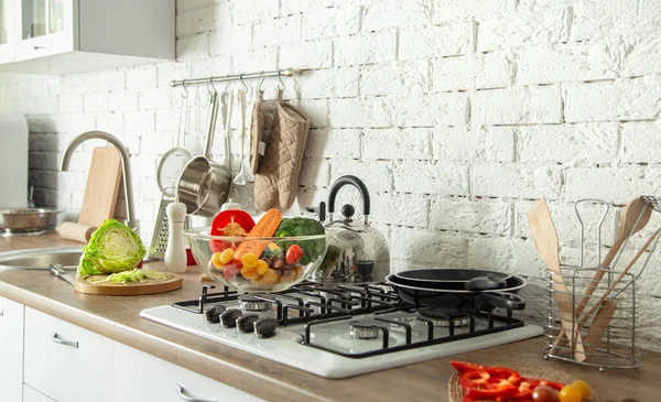 现代时尚厨房内部的蔬菜和水果在桌子上 明亮的白色厨房 有家用物品 健康生活方式的概念 — 图库照片