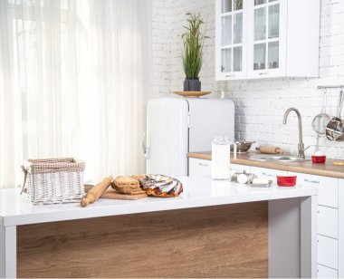 Masanın üzerinde taze hamur işleriyle ev mutfağı. Sağlıklı beslenme ve ev yemeği kavramı..