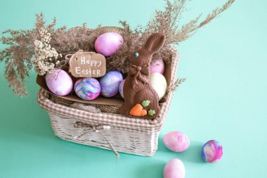 Renkli izole edilmiş arka planda Paskalya yumurtaları olan sepet. Paskalya tatili konsepti.