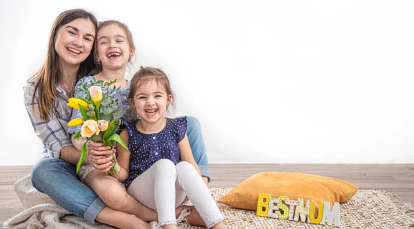 Две Младшие Сестры Поздравляют Свою Мать Днем Матери Дети Обнимают — стоковое фото