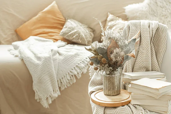 Casa Interior Acolhedor Quarto Com Livros Flores Secas Vaso Conceito — Fotografia de Stock