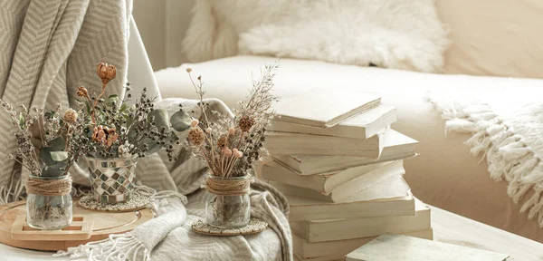 Zuhause Gemütliche Innenausstattung Des Zimmers Mit Büchern Und Getrockneten Blumen — Stockfoto