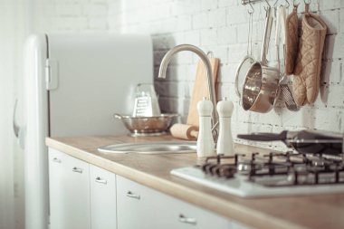 Mutfak aksesuarlarıyla modern İskandinav mutfağı. Parlak beyaz mutfak ve ev eşyaları. .