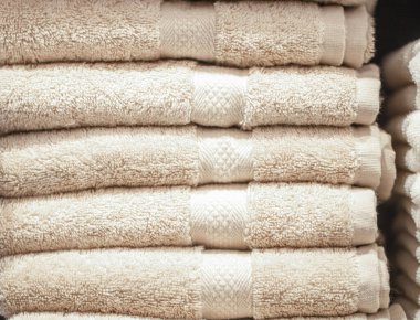 Dükkanda bir yığın havluyla tezgah. Yakın çekim, banyo aksesuarları konsepti .