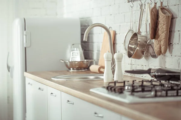 现代斯堪的纳维亚风格的厨房内部与厨房配件 明亮的白色厨房 配有家用物品 — 图库照片