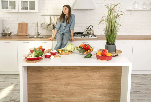 Eine Junge Schöne Frau Sitzt Küchentisch Mit Gemüse Und Obst — Stockfoto