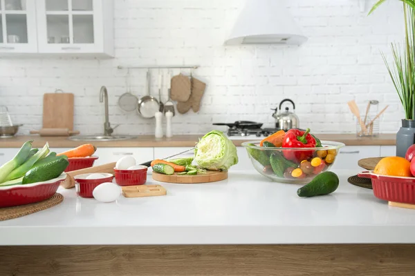 Moderne Stilvolle Kücheneinrichtung Mit Gemüse Und Obst Auf Dem Tisch — Stockfoto