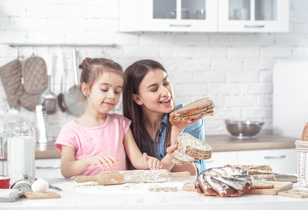 Счастливая Семья Мама Дочь Готовят Пирожные Кухне Концепция Любящей Семьи — стоковое фото