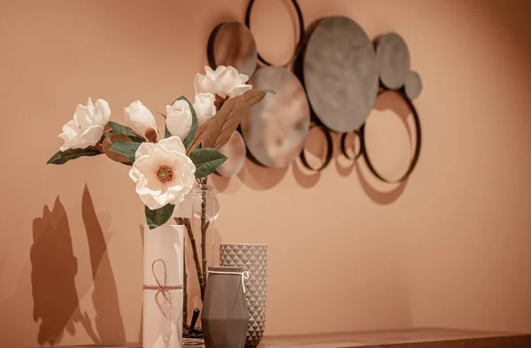 Diseño Interiores Con Jarrón Flores Artificiales Magnolia Mesa Elementos Decoración —  Fotos de Stock
