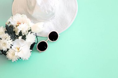 Renkli yaz kadın moda kıyafeti düz katlı. Beyaz stil kadın şapkası ve güneş gözlüğü. Yaz modası veya tatil seyahati konsepti. Metin için boşluk.