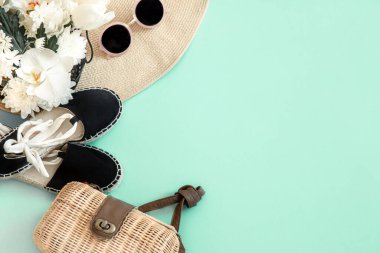 Renkli yaz kadın moda kıyafeti düz-düz. Büyük bir hasır şapka, çanta ve güneş gözlüğü. Yaz modası ya da tatil gezisi konsepti