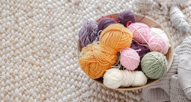 Sepette örgü örmek için çok renkli iplik topları. Hobi ve el sanatları kavramı .