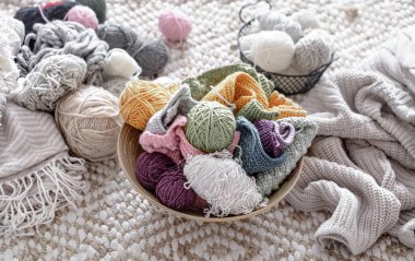 Sepette örgü örmek için çok renkli iplik topları. Hobi ve el sanatları kavramı .