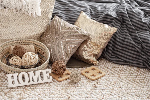 枕付きの居心地の良い家のインテリアと木製の看板の家のアイテム — ストック写真